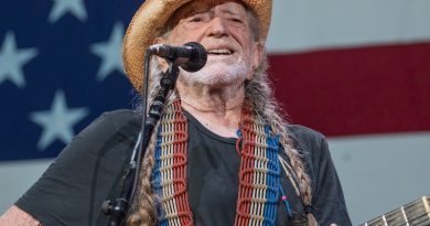 Willie Nelson Cleared By His Doctors, Will Return To Performing This Week
